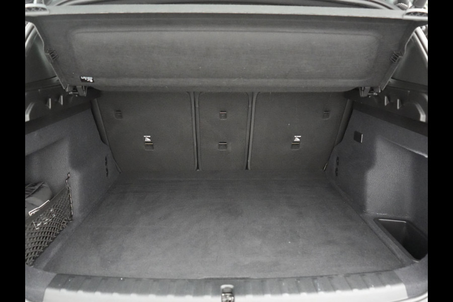 BMW iX1 xDrive30 xLine 67 kWh 306pk Dealer O.H. | Trekhaak Af Fabriek | Camera | Adaptief Onderstel | Lederen Sportstoelen Memory & Verwarmd | Sfeerverlichting | Apple Carplay | Blis | Navigatie | DAB | Virtual | Cruise Control |