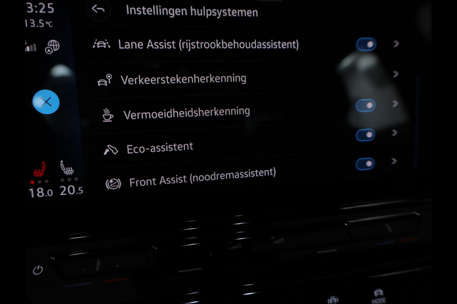 Volkswagen ID.3 First Plus 58 kWh 204pk|trekhaak| Matrix LED | interieurvoorverwarming| Camera| Navi|19'LM-velgen