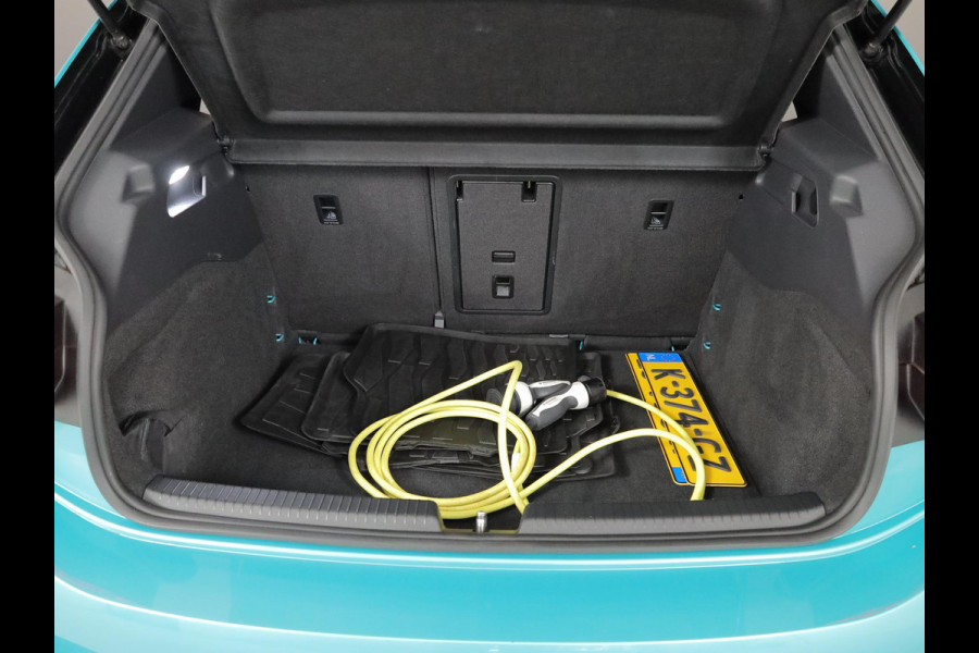 Volkswagen ID.3 First Plus 58 kWh 204pk|trekhaak| Matrix LED | interieurvoorverwarming| Camera| Navi|19'LM-velgen