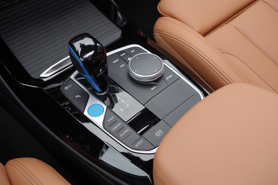 BMW iX3 High Executive 80 kWh 286 PK, Panoramadak, Leder, Driving. Ass. Prof, Camera,