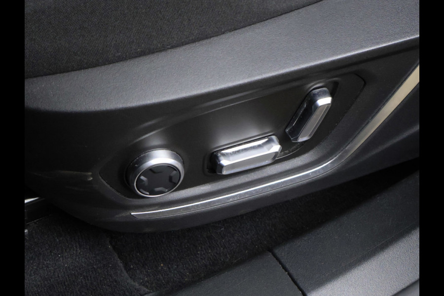 Lynk & Co 01 1.5 Sport (SCHUIFDAK,APPLE CARPLAY,NAVI,CAMERA,360 VIEW,STOELVERWARMING,CLIMATE,CRUISE,GETINT,SPORTSTOELEN,LM VELGEN)
