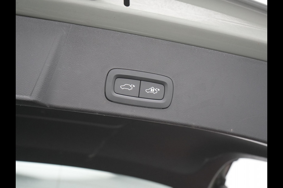 Volvo XC40 Recharge Ultimate 67 kWh 231pk Dealer O.H. | Trekhaak Af Fabriek | Panodak | Adaptive Cruise | 360 Camera | Harman / Kardon | Warmtepomp | Sportstoelen Memory & Verwarmd | Keyless | Blis | Stuur Verwarmd | Google Assistent | DAB |