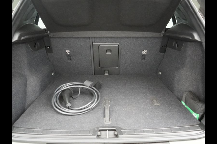 Volvo XC40 Recharge Ultimate 67 kWh 231pk Dealer O.H. | Trekhaak Af Fabriek | Panodak | Adaptive Cruise | 360 Camera | Harman / Kardon | Warmtepomp | Sportstoelen Memory & Verwarmd | Keyless | Blis | Stuur Verwarmd | Google Assistent | DAB |