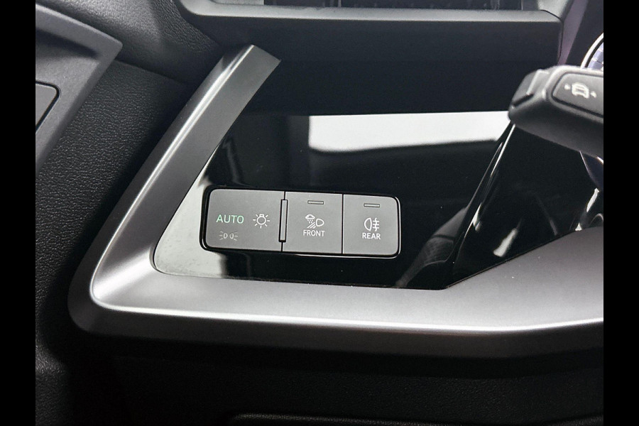 Audi A3 Limousine 30 TFSI S edition DEMO ! Navigatie Apple Carplay/Android Auto Parkeersensoren Adaptive Cruise Control Virtual Cockpit Climate Control Getinte ramen Lichtmetalen velgen
