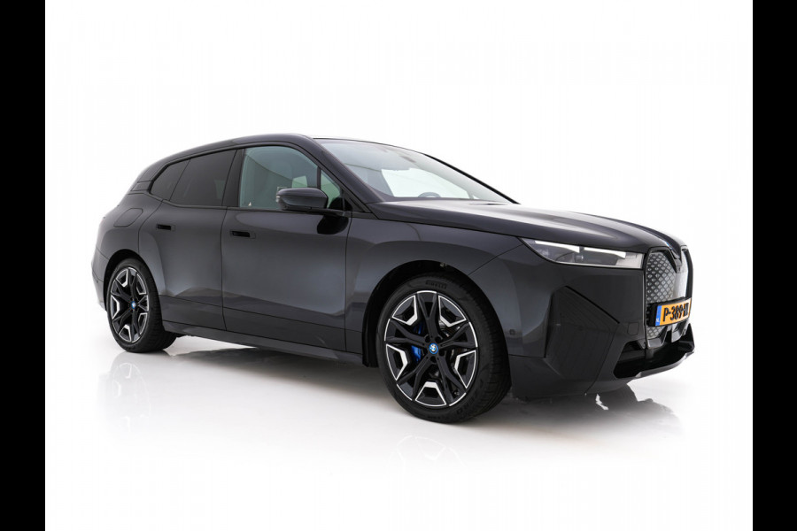 BMW iX xDrive40 High Executive 77 kWh [ 3-Fase ] (INCL-BTW) *PANO | HEAD-UP | SOFT-CLOSE | LEATHER | TOPVIEW | FULL-LED | MEMORY-PACK | HARMAN/KARDON | BLINDSPOT | WIDESCREEN-COCKPIT | HEATED-COMFORTSEATS | DAB | AMBIENTLIGHT | TOWBAR | 22'