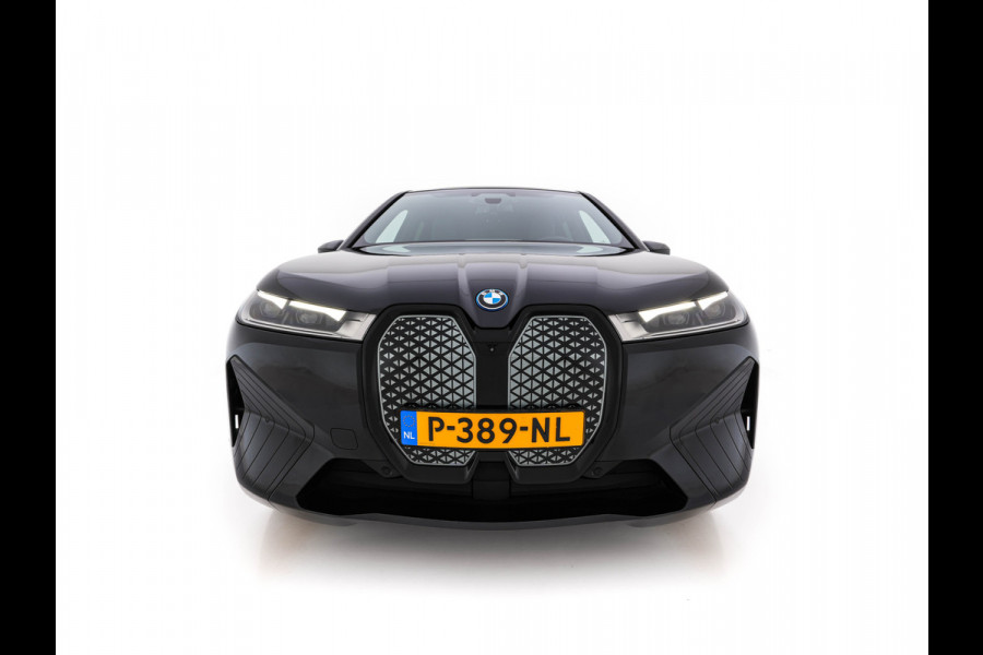 BMW iX xDrive40 High Executive 77 kWh [ 3-Fase ] (INCL-BTW) *PANO | HEAD-UP | SOFT-CLOSE | LEATHER | TOPVIEW | FULL-LED | MEMORY-PACK | HARMAN/KARDON | BLINDSPOT | WIDESCREEN-COCKPIT | HEATED-COMFORTSEATS | DAB | AMBIENTLIGHT | TOWBAR | 22'