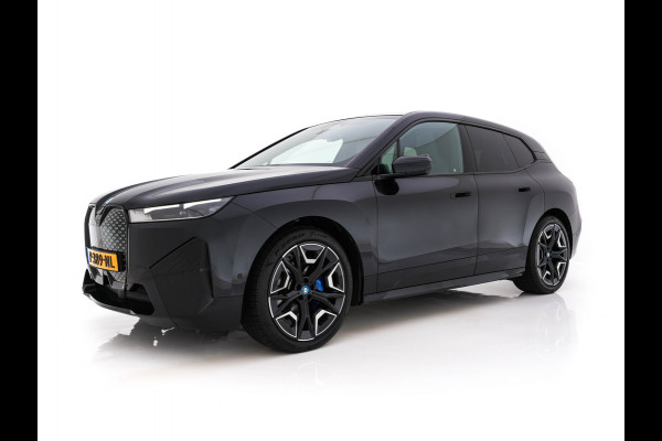 BMW iX xDrive40 High Executive 77 kWh [ 3-Fase ] (INCL-BTW) *PANO | HEAD-UP | SOFT-CLOSE | LEATHER | TOPVIEW | FULL-LED | MEMORY-PACK | HARMAN/KARDON | BLINDSPOT | WIDESCREEN-COCKPIT | HEATED-COMFORTSEATS | DAB | AMBIENTLIGHT | TOWBAR | 22'