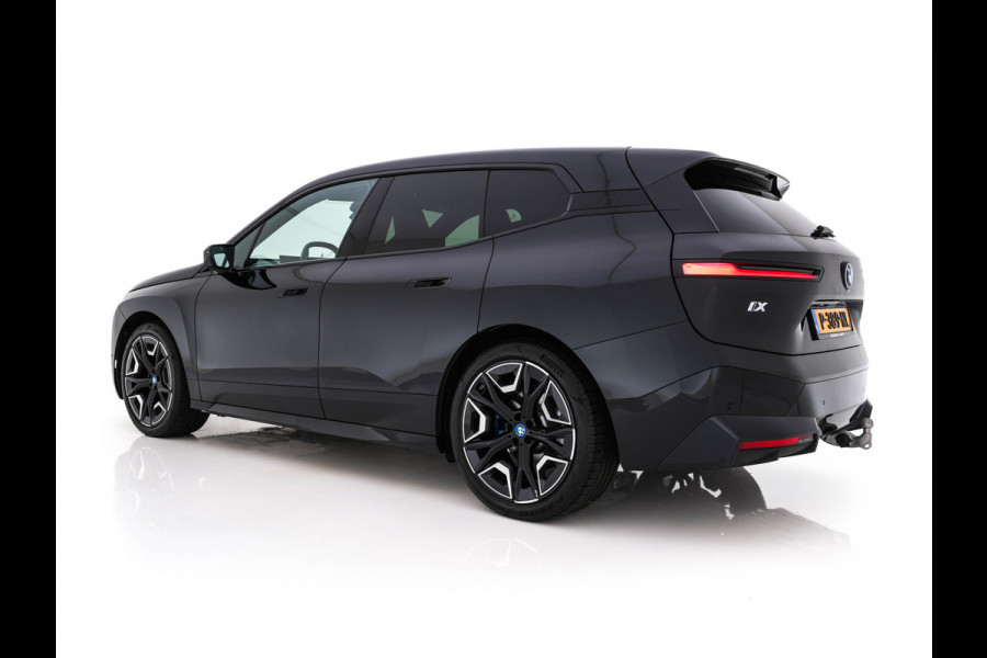 BMW iX xDrive40 High Executive 77 kWh [ 3-Fase ] (INCL-BTW) *PANO | HEAD-UP | SOFT-CLOSE | LEATHER | TOPVIEW | FULL-LED | MEMORY-PACK | HARMAN/KARDON | BLINDSPOT | WIDESCREEN-COCKPIT | HEATED-COMFORTSEATS | DAB | AMBIENTLIGHT | TOWBAR | 22'