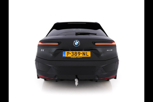 BMW iX xDrive40 High Executive 77 kWh [ 3-Fase ] (INCL-BTW) *PANO | HEAD-UP | SOFT-CLOSE | LEATHER | TOPVIEW | FULL-LED | MEMORY-PACK | HARMAN/KARDON | BLINDSPOT | WIDESCREEN-COCKPIT | HEATED-COMFORTSEATS | DAB | AMBIENTLIGHT | TOWBAR | 22'