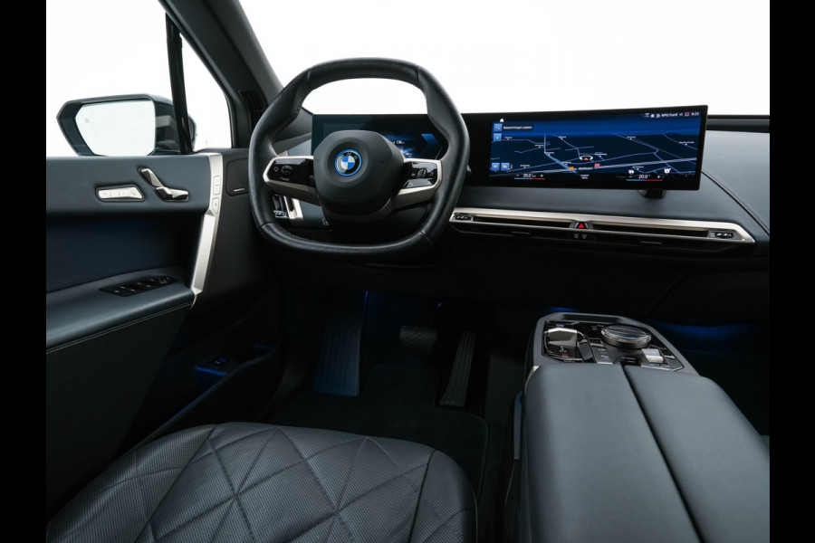 BMW iX xDrive40 High Executive 77 kWh [ 3-Fase ] (INCL-BTW) *PANO | HEAD-UP | SOFT-CLOSE | LEATHER | TOPVIEW | FULL-LED | MEMORY-PACK | HARMAN/KARDON | BLINDSPOT | WIDESCREEN-COCKPIT | HEATED-COMFORTSEATS | DAB | AMBIENTLIGHT | TOWBAR | 22'
