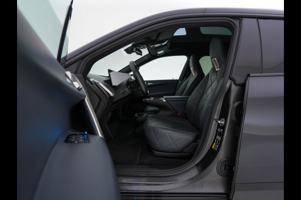 BMW iX xDrive40 High Executive 77 kWh [ 3-Fase ] (INCL-BTW) *PANO | HEAD-UP | SOFT-CLOSE | LEATHER | TOPVIEW | FULL-LED | MEMORY-PACK | HARMAN/KARDON | BLINDSPOT | WIDESCREEN-COCKPIT | HEATED-COMFORTSEATS | DAB | AMBIENTLIGHT | TOWBAR | 22'