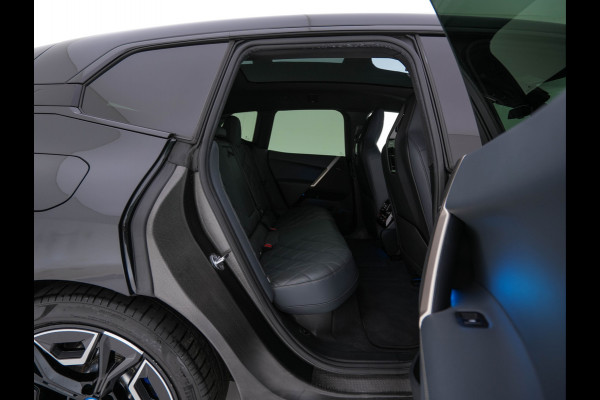 BMW iX xDrive40 High Executive 77 kWh [ 3-Fase ] (INCL-BTW) *PANO | HEAD-UP | SOFT-CLOSE | LEATHER | TOPVIEW | FULL-LED | MEMORY-PACK | HARMAN/KARDON | BLINDSPOT | WIDESCREEN-COCKPIT | HEATED-COMFORTSEATS | DAB | AMBIENTLIGHT | TOWBAR | 22'
