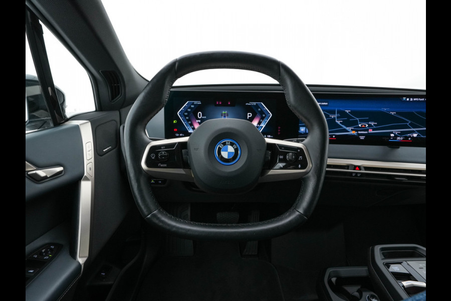 BMW iX xDrive40 High Executive 77 kWh [ 3-Fase ] (INCL-BTW) *PANO | HEAD-UP | SOFT-CLOSE | LEATHER | TOPVIEW | FULL-LED | MEMORY-PACK | HARMAN/KARDON | BLINDSPOT | WIDESCREEN-COCKPIT | HEATED-COMFORTSEATS | DAB | AMBIENTLIGHT | TOWBAR | 22'