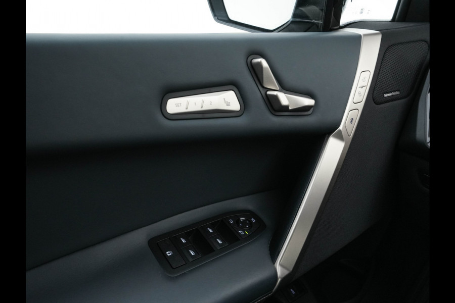 BMW iX xDrive40 High Executive 77 kWh [ 3-Fase ] (INCL-BTW) *PANO | HEAD-UP | SOFT-CLOSE | LEATHER | TOPVIEW | FULL-LED | MEMORY-PACK | HARMAN/KARDON | BLINDSPOT | WIDESCREEN-COCKPIT | HEATED-COMFORTSEATS | DAB | AMBIENTLIGHT | TOWBAR | 22'