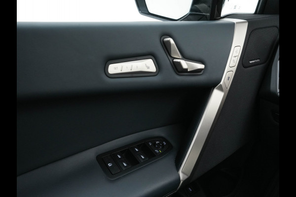 BMW iX xDrive40 High Executive 77 kWh [ 3-Fase ] (INCL-BTW) *PANO | HEAD-UP | SOFT-CLOSE | LEATHER | TOPVIEW | FULL-LED | MEMORY-PACK | HARMAN/KARDON | BLINDSPOT | WIDESCREEN-COCKPIT | HEATED-COMFORTSEATS | DAB | AMBIENTLIGHT | TOWBAR | 22'