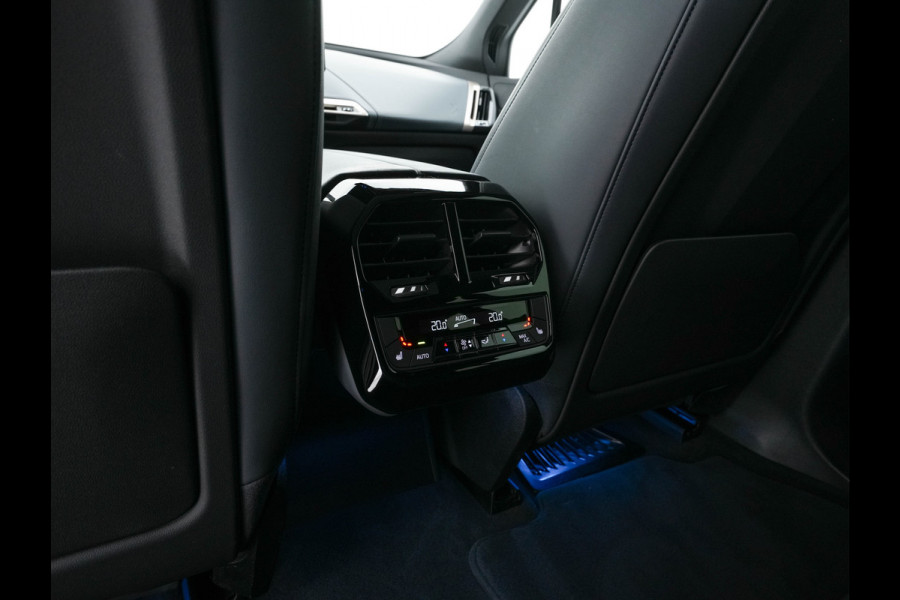 BMW iX xDrive40 High Executive 77 kWh [ 3-Fase ] (INCL-BTW) *PANO | HEAD-UP | SOFT-CLOSE | LEATHER | TOPVIEW | FULL-LED | MEMORY-PACK | HARMAN/KARDON | BLINDSPOT | WIDESCREEN-COCKPIT | HEATED-COMFORTSEATS | DAB | AMBIENTLIGHT | TOWBAR | 22'