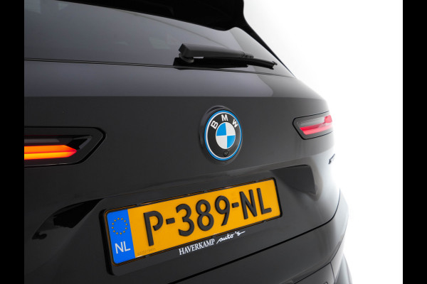 BMW iX xDrive40 High Executive 77 kWh [ 3-Fase ] (INCL-BTW) *PANO | HEAD-UP | SOFT-CLOSE | LEATHER | TOPVIEW | FULL-LED | MEMORY-PACK | HARMAN/KARDON | BLINDSPOT | WIDESCREEN-COCKPIT | HEATED-COMFORTSEATS | DAB | AMBIENTLIGHT | TOWBAR | 22'