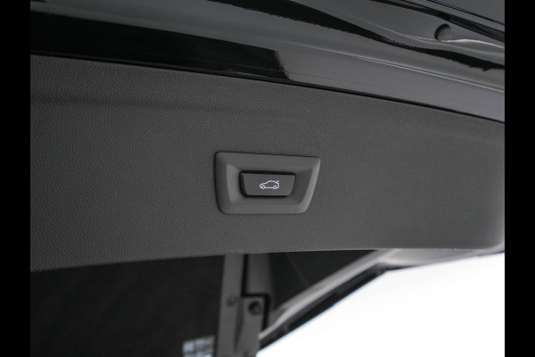BMW iX xDrive40 High Executive 77 kWh [ 3-Fase ] (INCL-BTW) *PANO | HEAD-UP | SOFT-CLOSE | LEATHER | TOPVIEW | FULL-LED | MEMORY-PACK | HARMAN/KARDON | BLINDSPOT | WIDESCREEN-COCKPIT | HEATED-COMFORTSEATS | DAB | AMBIENTLIGHT | TOWBAR | 22'