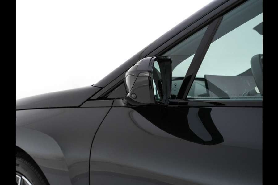 BMW iX xDrive40 High Executive 77 kWh [ 3-Fase ] (INCL-BTW) *PANO | HEAD-UP | SOFT-CLOSE | LEATHER | TOPVIEW | FULL-LED | MEMORY-PACK | HARMAN/KARDON | BLINDSPOT | WIDESCREEN-COCKPIT | HEATED-COMFORTSEATS | DAB | AMBIENTLIGHT | TOWBAR | 22'