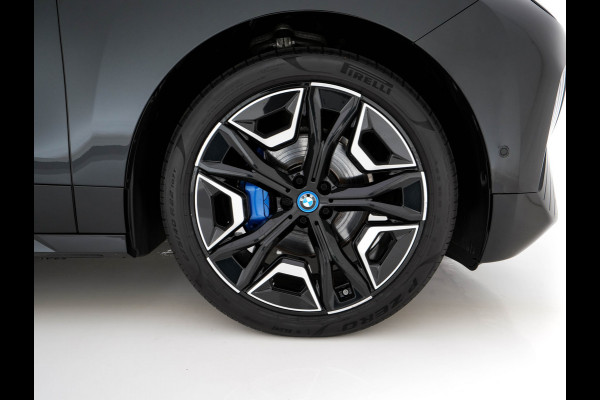 BMW iX xDrive40 High Executive 77 kWh [ 3-Fase ] (INCL-BTW) *PANO | HEAD-UP | SOFT-CLOSE | LEATHER | TOPVIEW | FULL-LED | MEMORY-PACK | HARMAN/KARDON | BLINDSPOT | WIDESCREEN-COCKPIT | HEATED-COMFORTSEATS | DAB | AMBIENTLIGHT | TOWBAR | 22'