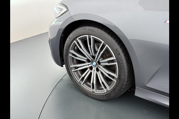 BMW 3 Serie Touring 320i Executive M Sport PANORAMADAK | ADAPTIVE CRUISE | BMW DEALER ONDERHOUDEN | GROOT ONDERHOUD GEHAD | RIJKLAAR | ELEKTRISCHE ACHTERKLEP | CAMERA | STOELVERWARMING | 12 MND BOVAG GARANTIE | APPLE CARPLAY
