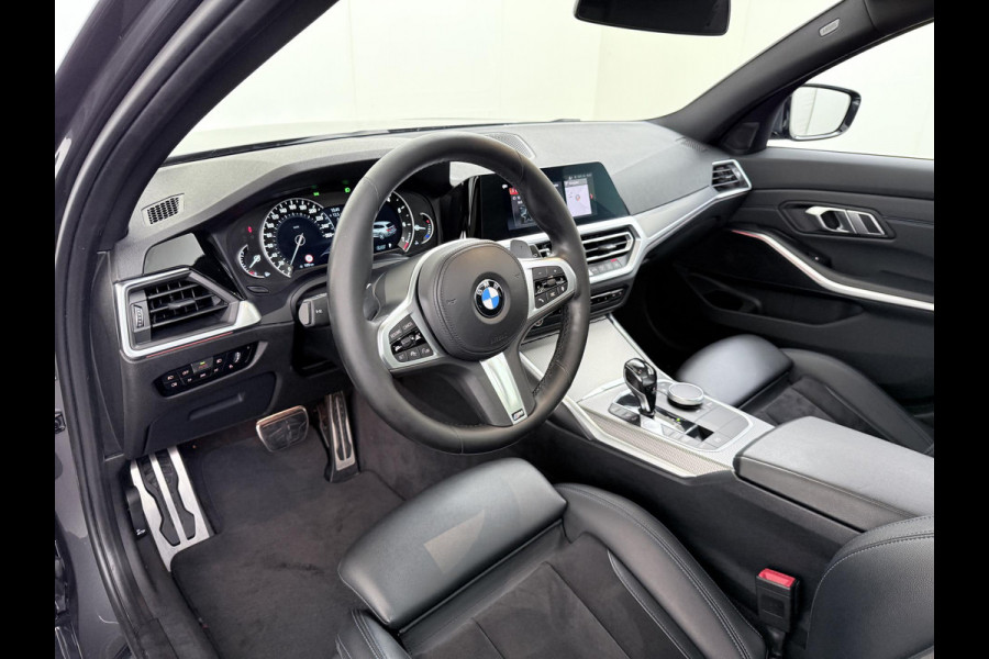 BMW 3 Serie Touring 320i Executive M Sport PANORAMADAK | ADAPTIVE CRUISE | BMW DEALER ONDERHOUDEN | GROOT ONDERHOUD GEHAD | RIJKLAAR | ELEKTRISCHE ACHTERKLEP | CAMERA | STOELVERWARMING | 12 MND BOVAG GARANTIE | APPLE CARPLAY