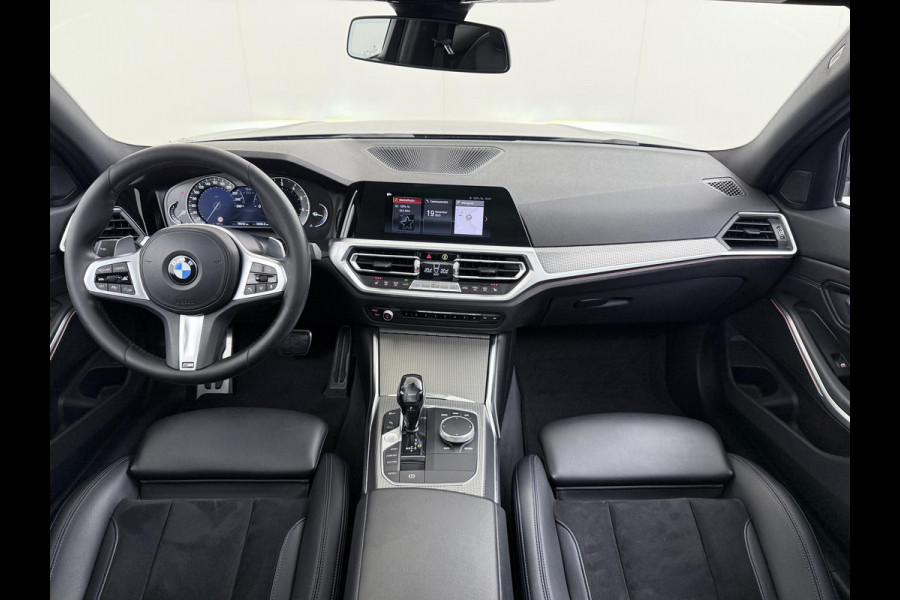BMW 3 Serie Touring 320i Executive M Sport PANORAMADAK | ADAPTIVE CRUISE | BMW DEALER ONDERHOUDEN | GROOT ONDERHOUD GEHAD | RIJKLAAR | ELEKTRISCHE ACHTERKLEP | CAMERA | STOELVERWARMING | 12 MND BOVAG GARANTIE | APPLE CARPLAY