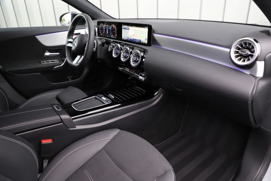 Mercedes-Benz A-Klasse 250e AMG | 218PK | Sfeerverlichting | Widescreen | Stuurverwarming | ACC+ | Standkachel | Camera | 2025.