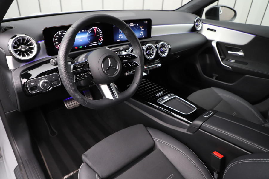 Mercedes-Benz A-Klasse 250e AMG | 218PK | Sfeerverlichting | Widescreen | Stuurverwarming | ACC+ | Standkachel | Camera | 2025.