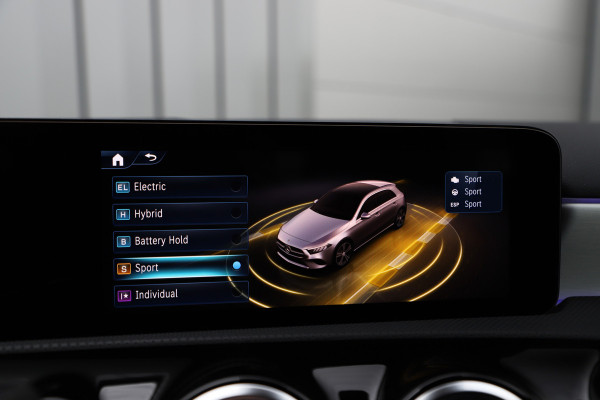 Mercedes-Benz A-Klasse 250e AMG | 218PK | Sfeerverlichting | Widescreen | Stuurverwarming | ACC+ | Standkachel | Camera | 2025.