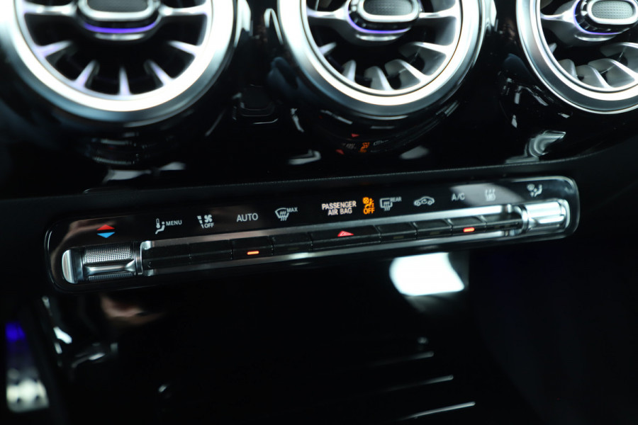 Mercedes-Benz A-Klasse 250e AMG | 218PK | Sfeerverlichting | Widescreen | Stuurverwarming | ACC+ | Standkachel | Camera | 2025.