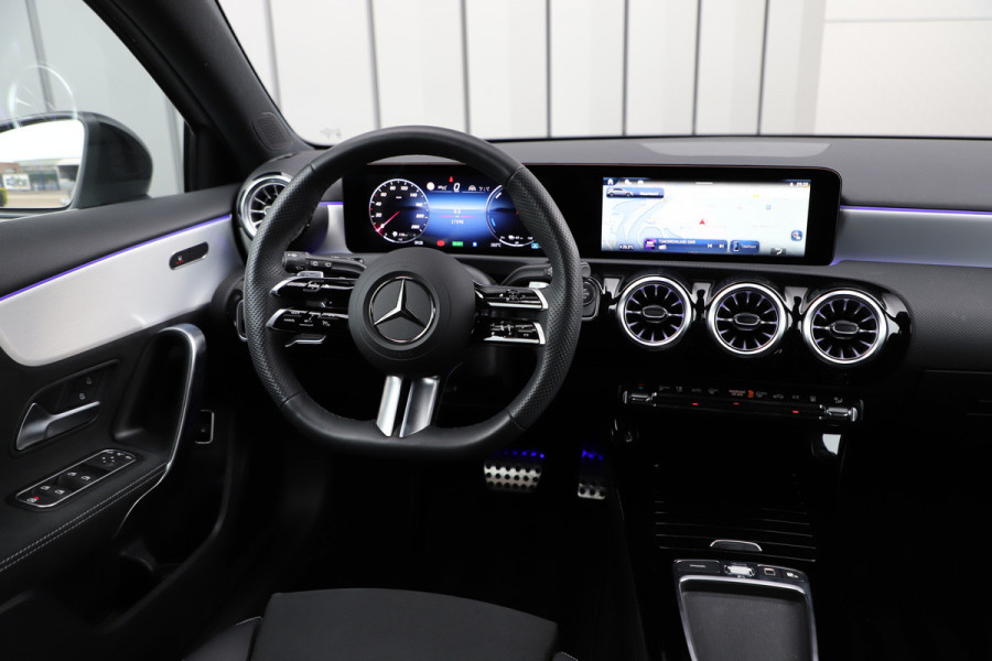 Mercedes-Benz A-Klasse 250e AMG | 218PK | Sfeerverlichting | Widescreen | Stuurverwarming | ACC+ | Standkachel | Camera | 2025.