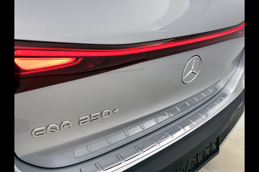 Mercedes-Benz EQA 250+ Business Solution AMG 71 kWh | Trekhaak | 20" multispaaks AMG velgen | Panoramaschuifdak | Smartphone integratie | 360° camera | Sierdelen in Star Pattern | Burmester Surround Sound |