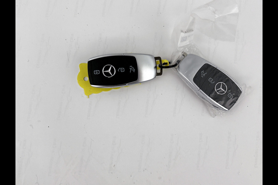 Mercedes-Benz EQA 250+ Business Solution AMG 71 kWh | Trekhaak | 20" multispaaks AMG velgen | Panoramaschuifdak | Smartphone integratie | 360° camera | Sierdelen in Star Pattern | Burmester Surround Sound |