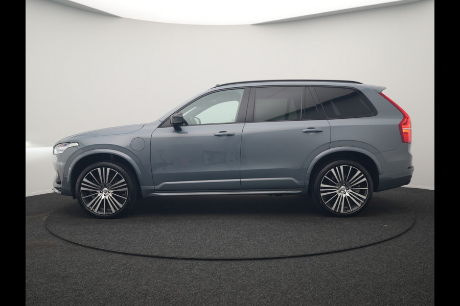 Volvo XC90 T8 Recharge AWD Ultimate Dark LONG RANGE 7 Persoons PHEV 455pk Dealer O.H. | Trekhaak Af Fabriek | Panodak | Head Up | Adaptive Cruise | Harman / Kardon | Lederen Sportstoelen Memory & Verwarmd | 360 Camera | Keyless | Blis | Stuur Verwarmd | 22"L.M | Plug In Hybrid |