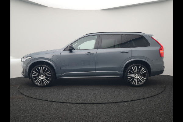 Volvo XC90 T8 Recharge AWD Ultimate Dark LONG RANGE 7 Persoons PHEV 455pk Dealer O.H. | Trekhaak Af Fabriek | Panodak | Head Up | Adaptive Cruise | Harman / Kardon | Lederen Sportstoelen Memory & Verwarmd | 360 Camera | Keyless | Blis | Stuur Verwarmd | 22"L.M | Plug In Hybrid |