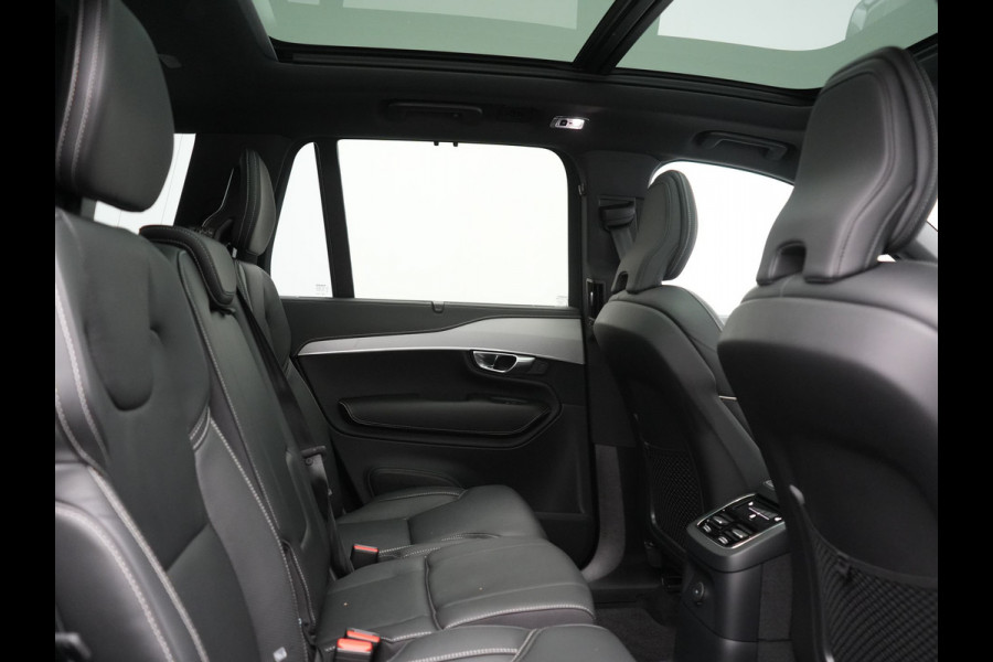 Volvo XC90 T8 Recharge AWD Ultimate Dark LONG RANGE 7 Persoons PHEV 455pk Dealer O.H. | Trekhaak Af Fabriek | Panodak | Head Up | Adaptive Cruise | Harman / Kardon | Lederen Sportstoelen Memory & Verwarmd | 360 Camera | Keyless | Blis | Stuur Verwarmd | 22"L.M | Plug In Hybrid |