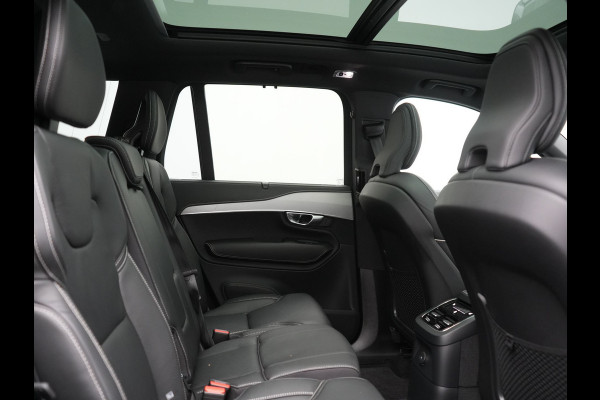 Volvo XC90 T8 Recharge AWD Ultimate Dark LONG RANGE 7 Persoons PHEV 455pk Dealer O.H. | Trekhaak Af Fabriek | Panodak | Head Up | Adaptive Cruise | Harman / Kardon | Lederen Sportstoelen Memory & Verwarmd | 360 Camera | Keyless | Blis | Stuur Verwarmd | 22"L.M | Plug In Hybrid |