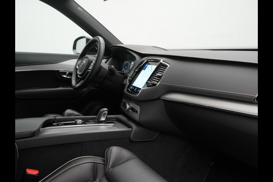 Volvo XC90 T8 Recharge AWD Ultimate Dark LONG RANGE 7 Persoons PHEV 455pk Dealer O.H. | Trekhaak Af Fabriek | Panodak | Head Up | Adaptive Cruise | Harman / Kardon | Lederen Sportstoelen Memory & Verwarmd | 360 Camera | Keyless | Blis | Stuur Verwarmd | 22"L.M | Plug In Hybrid |