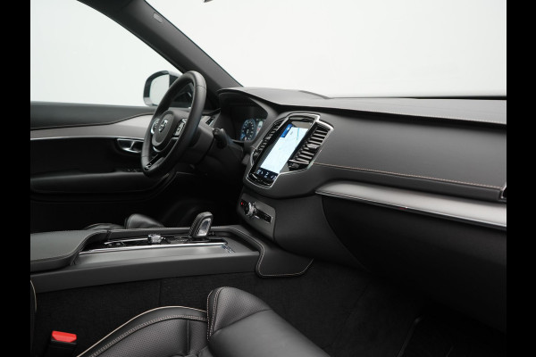 Volvo XC90 T8 Recharge AWD Ultimate Dark LONG RANGE 7 Persoons PHEV 455pk Dealer O.H. | Trekhaak Af Fabriek | Panodak | Head Up | Adaptive Cruise | Harman / Kardon | Lederen Sportstoelen Memory & Verwarmd | 360 Camera | Keyless | Blis | Stuur Verwarmd | 22"L.M | Plug In Hybrid |