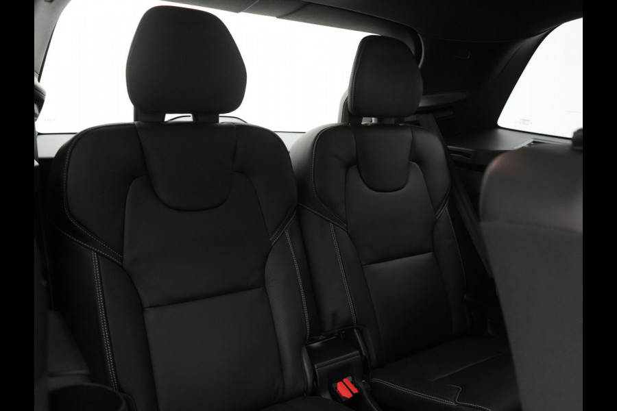 Volvo XC90 T8 Recharge AWD Ultimate Dark LONG RANGE 7 Persoons PHEV 455pk Dealer O.H. | Trekhaak Af Fabriek | Panodak | Head Up | Adaptive Cruise | Harman / Kardon | Lederen Sportstoelen Memory & Verwarmd | 360 Camera | Keyless | Blis | Stuur Verwarmd | 22"L.M | Plug In Hybrid |