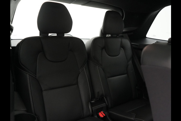 Volvo XC90 T8 Recharge AWD Ultimate Dark LONG RANGE 7 Persoons PHEV 455pk Dealer O.H. | Trekhaak Af Fabriek | Panodak | Head Up | Adaptive Cruise | Harman / Kardon | Lederen Sportstoelen Memory & Verwarmd | 360 Camera | Keyless | Blis | Stuur Verwarmd | 22"L.M | Plug In Hybrid |