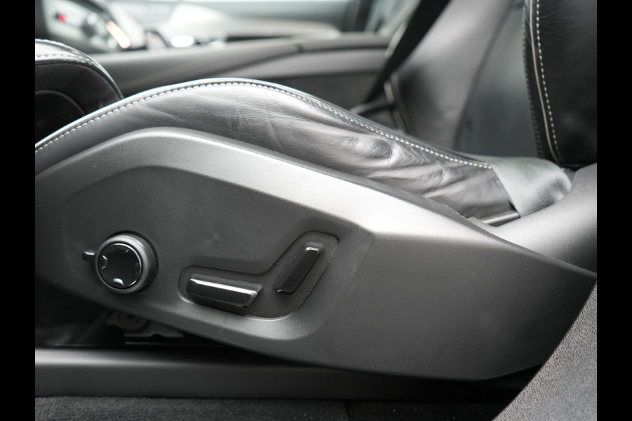 Volvo XC90 T8 Recharge AWD Ultimate Dark LONG RANGE 7 Persoons PHEV 455pk Dealer O.H. | Trekhaak Af Fabriek | Panodak | Head Up | Adaptive Cruise | Harman / Kardon | Lederen Sportstoelen Memory & Verwarmd | 360 Camera | Keyless | Blis | Stuur Verwarmd | 22"L.M | Plug In Hybrid |