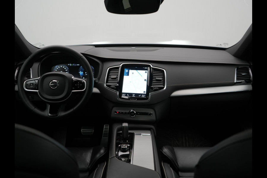 Volvo XC90 T8 Recharge AWD Ultimate Dark LONG RANGE 7 Persoons PHEV 455pk Dealer O.H. | Trekhaak Af Fabriek | Panodak | Head Up | Adaptive Cruise | Harman / Kardon | Lederen Sportstoelen Memory & Verwarmd | 360 Camera | Keyless | Blis | Stuur Verwarmd | 22"L.M | Plug In Hybrid |