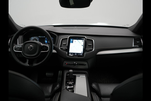 Volvo XC90 T8 Recharge AWD Ultimate Dark LONG RANGE 7 Persoons PHEV 455pk Dealer O.H. | Trekhaak Af Fabriek | Panodak | Head Up | Adaptive Cruise | Harman / Kardon | Lederen Sportstoelen Memory & Verwarmd | 360 Camera | Keyless | Blis | Stuur Verwarmd | 22"L.M | Plug In Hybrid |