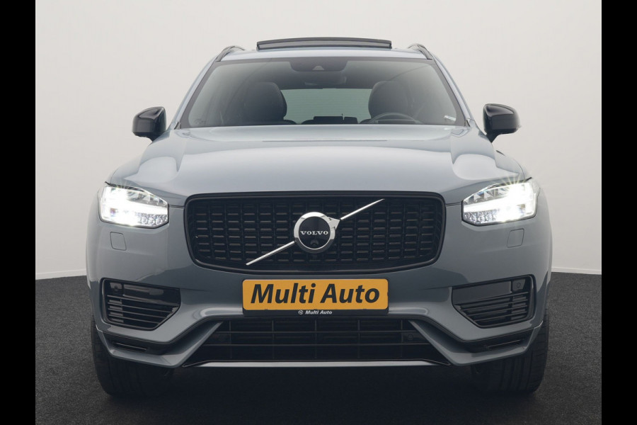 Volvo XC90 T8 Recharge AWD Ultimate Dark LONG RANGE 7 Persoons PHEV 455pk Dealer O.H. | Trekhaak Af Fabriek | Panodak | Head Up | Adaptive Cruise | Harman / Kardon | Lederen Sportstoelen Memory & Verwarmd | 360 Camera | Keyless | Blis | Stuur Verwarmd | 22"L.M | Plug In Hybrid |