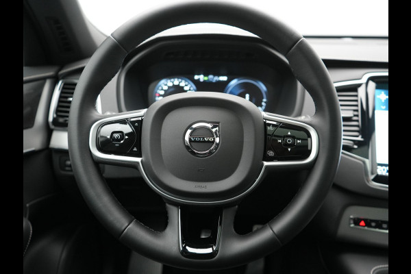 Volvo XC90 T8 Recharge AWD Ultimate Dark LONG RANGE 7 Persoons PHEV 455pk Dealer O.H. | Trekhaak Af Fabriek | Panodak | Head Up | Adaptive Cruise | Harman / Kardon | Lederen Sportstoelen Memory & Verwarmd | 360 Camera | Keyless | Blis | Stuur Verwarmd | 22"L.M | Plug In Hybrid |