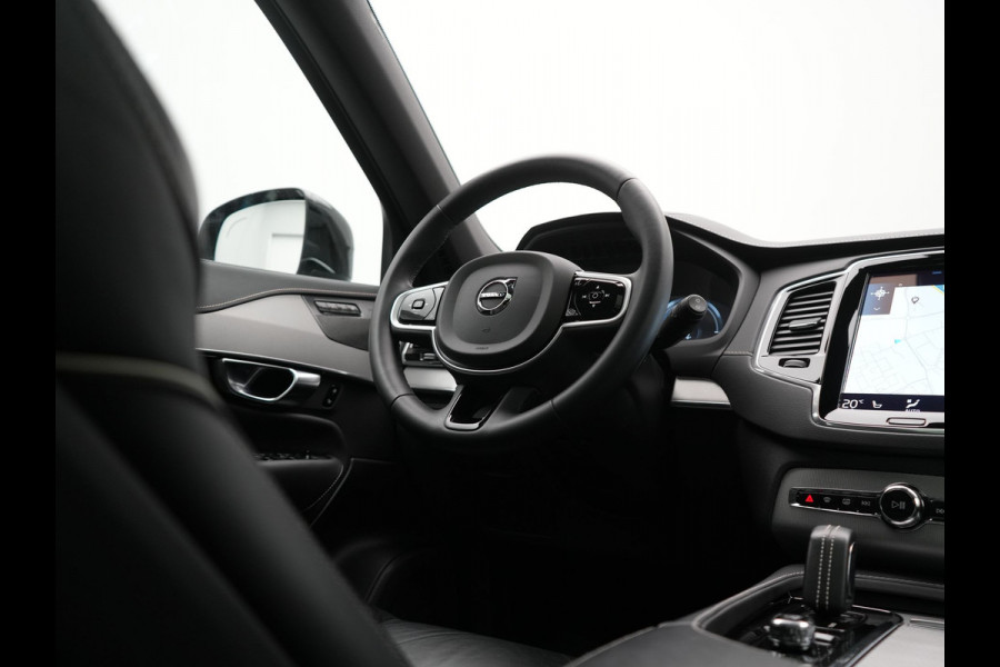 Volvo XC90 T8 Recharge AWD Ultimate Dark LONG RANGE 7 Persoons PHEV 455pk Dealer O.H. | Trekhaak Af Fabriek | Panodak | Head Up | Adaptive Cruise | Harman / Kardon | Lederen Sportstoelen Memory & Verwarmd | 360 Camera | Keyless | Blis | Stuur Verwarmd | 22"L.M | Plug In Hybrid |