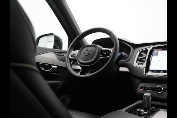 Volvo XC90 T8 Recharge AWD Ultimate Dark LONG RANGE 7 Persoons PHEV 455pk Dealer O.H. | Trekhaak Af Fabriek | Panodak | Head Up | Adaptive Cruise | Harman / Kardon | Lederen Sportstoelen Memory & Verwarmd | 360 Camera | Keyless | Blis | Stuur Verwarmd | 22"L.M | Plug In Hybrid |
