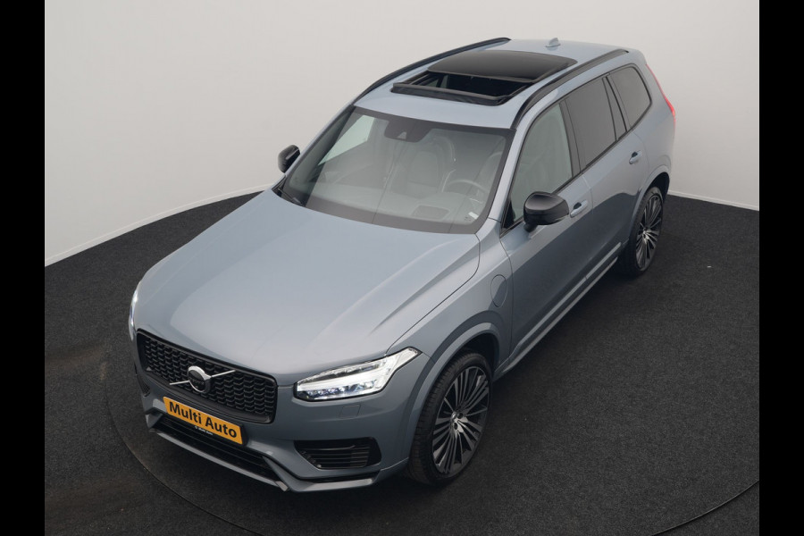 Volvo XC90 T8 Recharge AWD Ultimate Dark LONG RANGE 7 Persoons PHEV 455pk Dealer O.H. | Trekhaak Af Fabriek | Panodak | Head Up | Adaptive Cruise | Harman / Kardon | Lederen Sportstoelen Memory & Verwarmd | 360 Camera | Keyless | Blis | Stuur Verwarmd | 22"L.M | Plug In Hybrid |